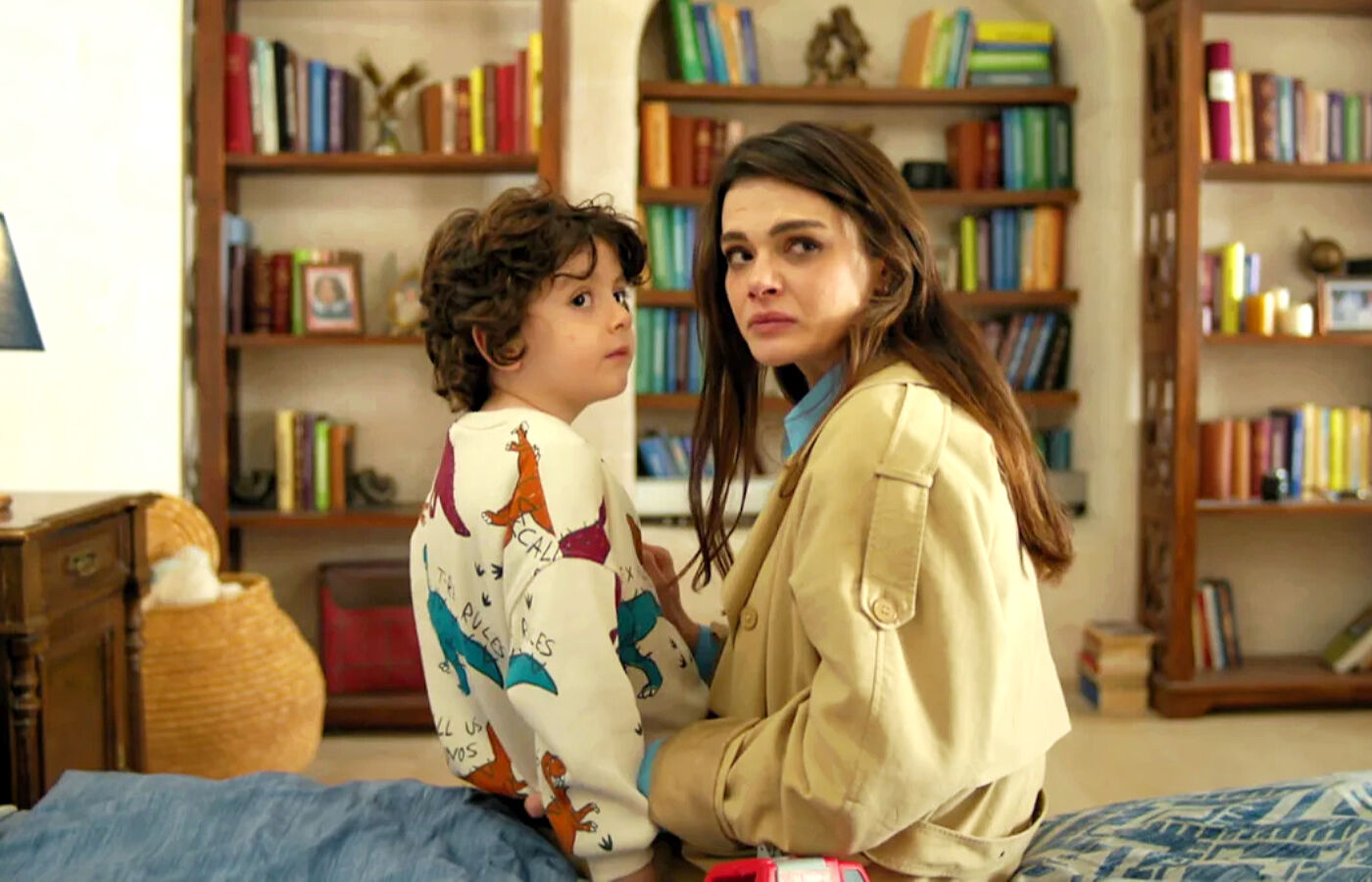 Alya hará todo lo posible por proteger a su hijo Deniz, aunque vaya en contra de sus principios, en En tierra lejana