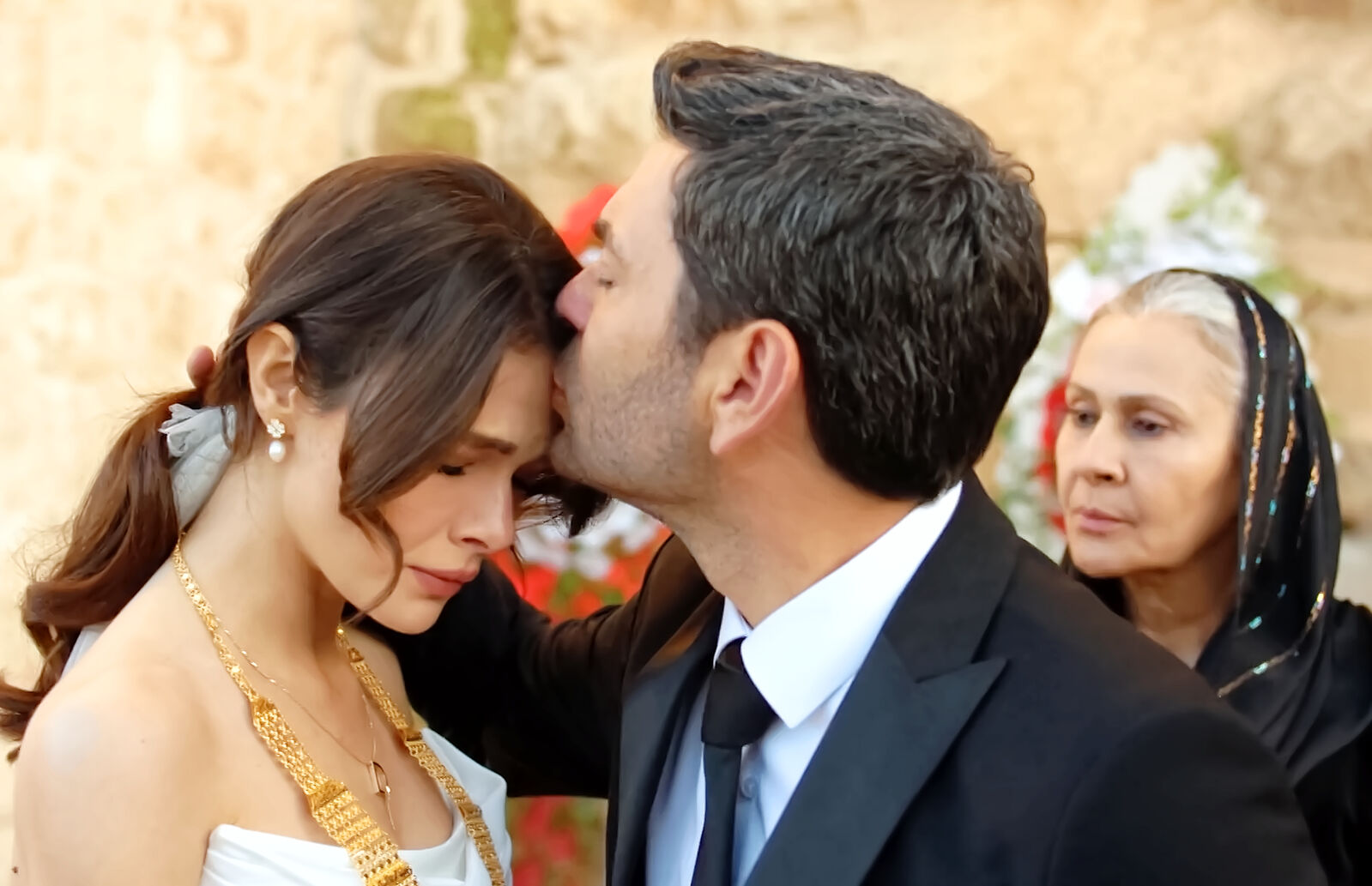 Cihan besa a Alya, obligado por Sadakat, en el episodio de este martes 17 de marzo de En tierra lejana