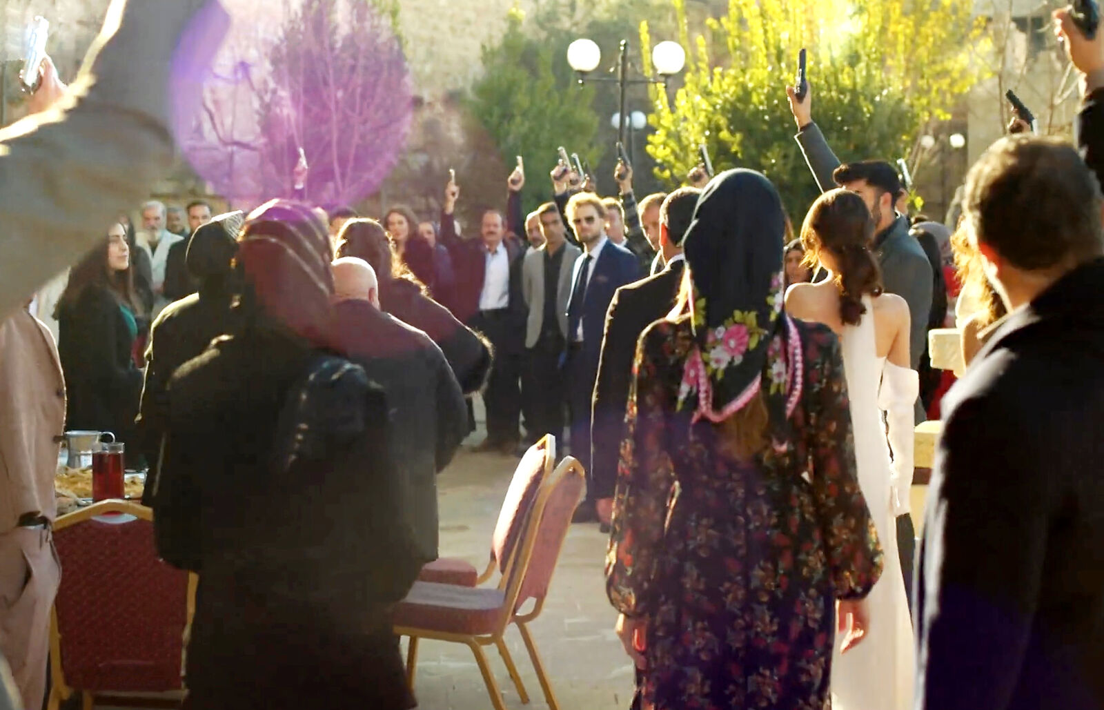 Disparan al aire para celebrar el enlace entre Cihan y Alya en En tierra lejana