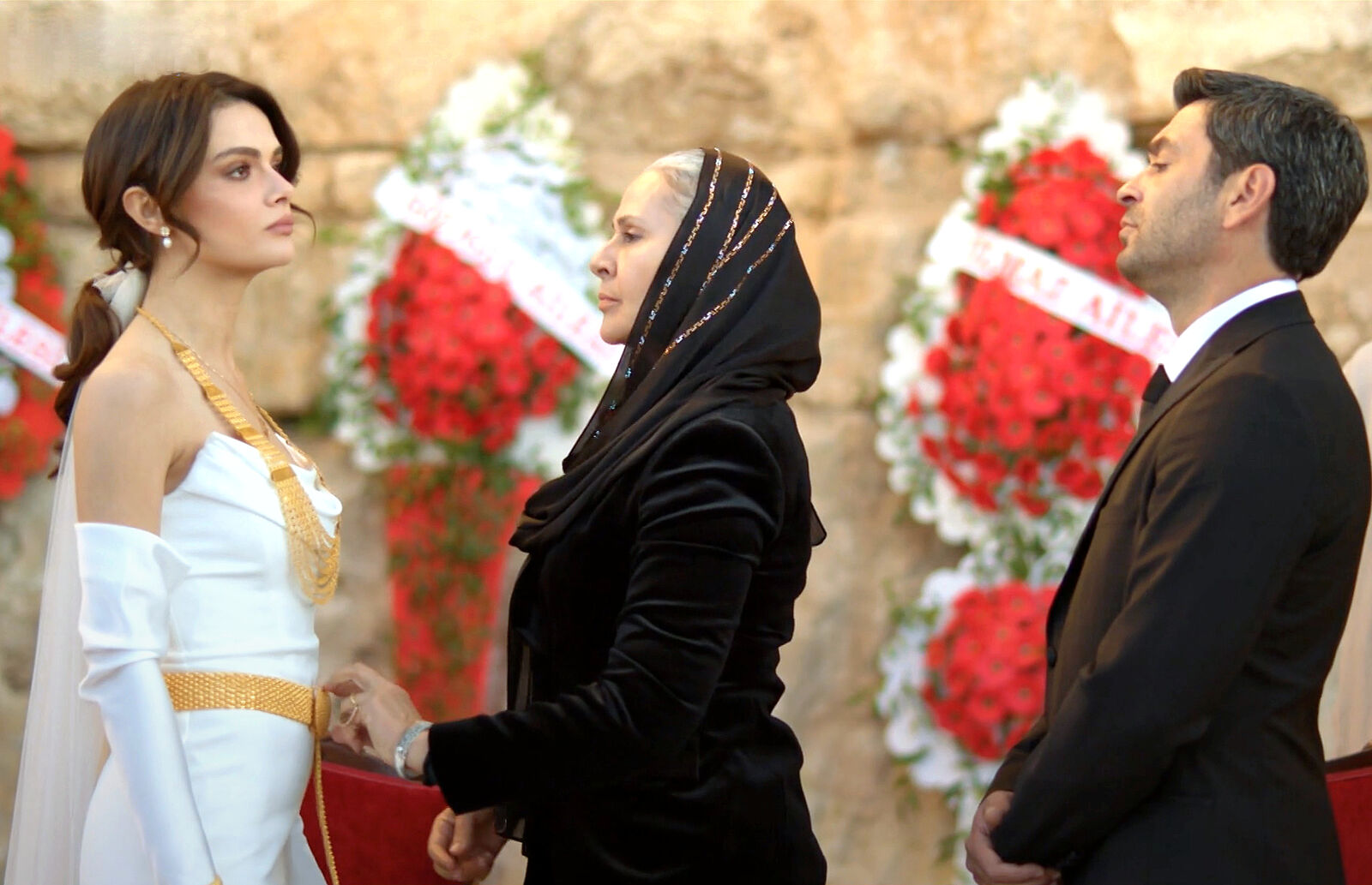Sadakat impone las joyas de oro a Alya, uno de los rituales de la boda en En tierra lejana