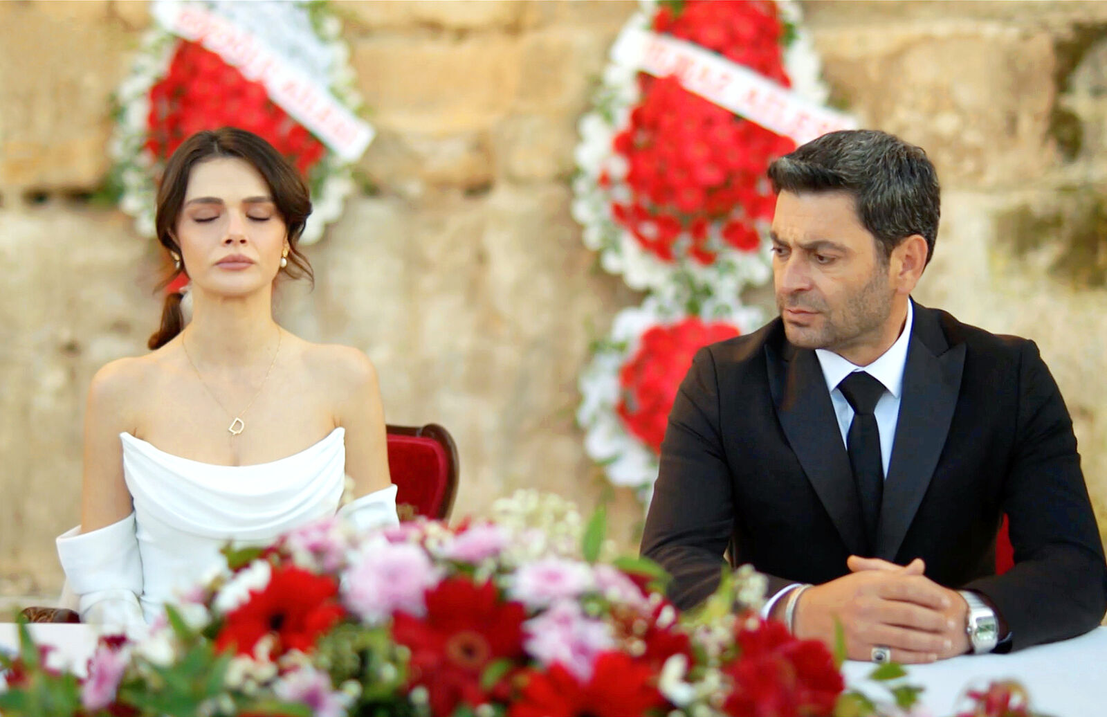Alya y Cihan se casan obligados por las circunstancias en En tierra lejana