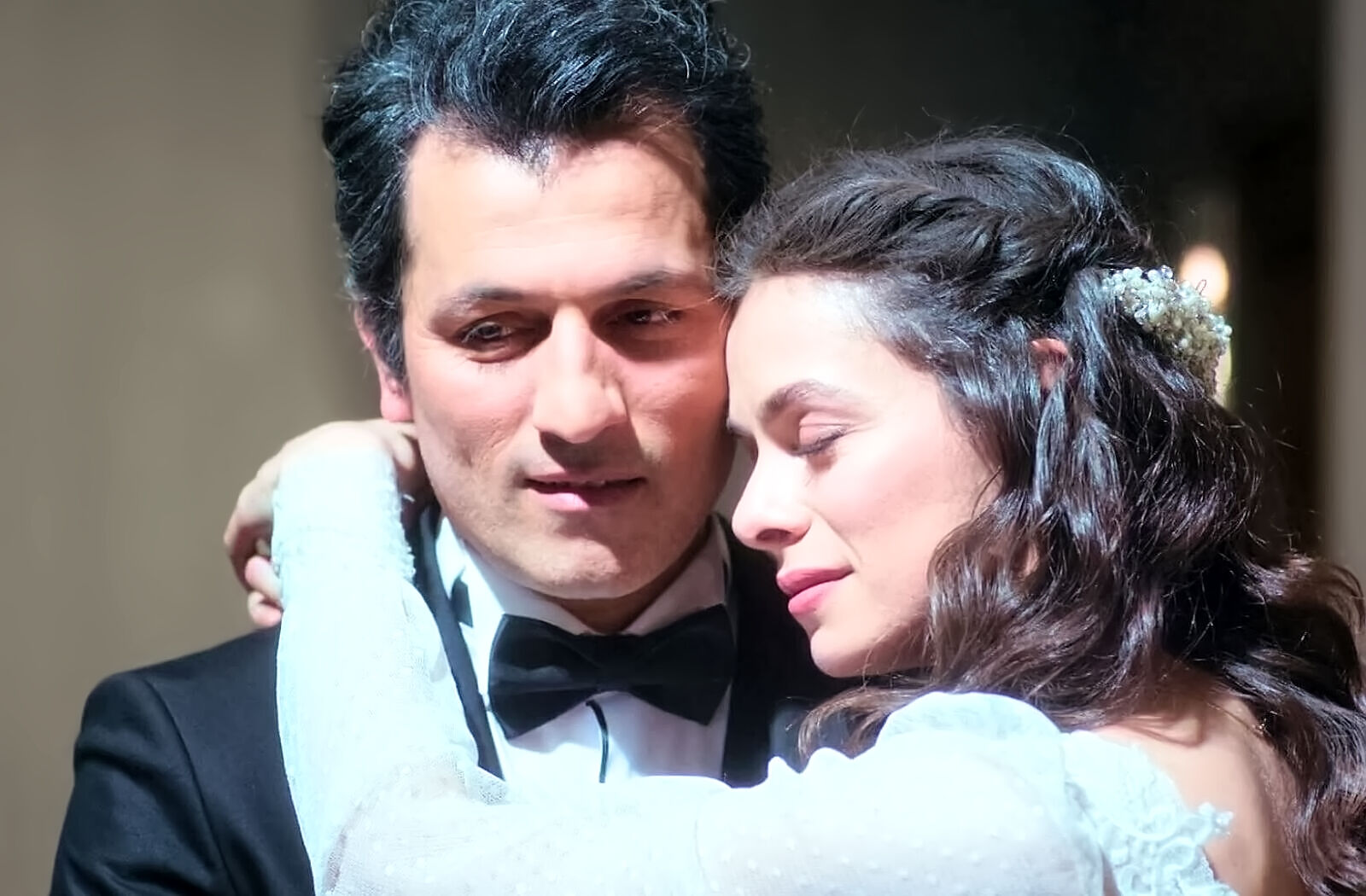 Tras una vida de sufrimiento, Bahar consiguió casarse con Arif al final de la serie Mujer