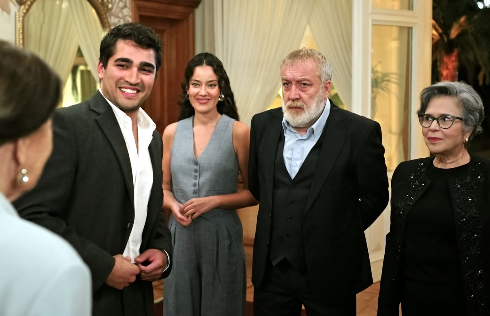 Los Korhan escandalizan a Ilyaz en presencia de Ferit, Diyar y Binnaz en el capítulo 78 de Una nueva vida