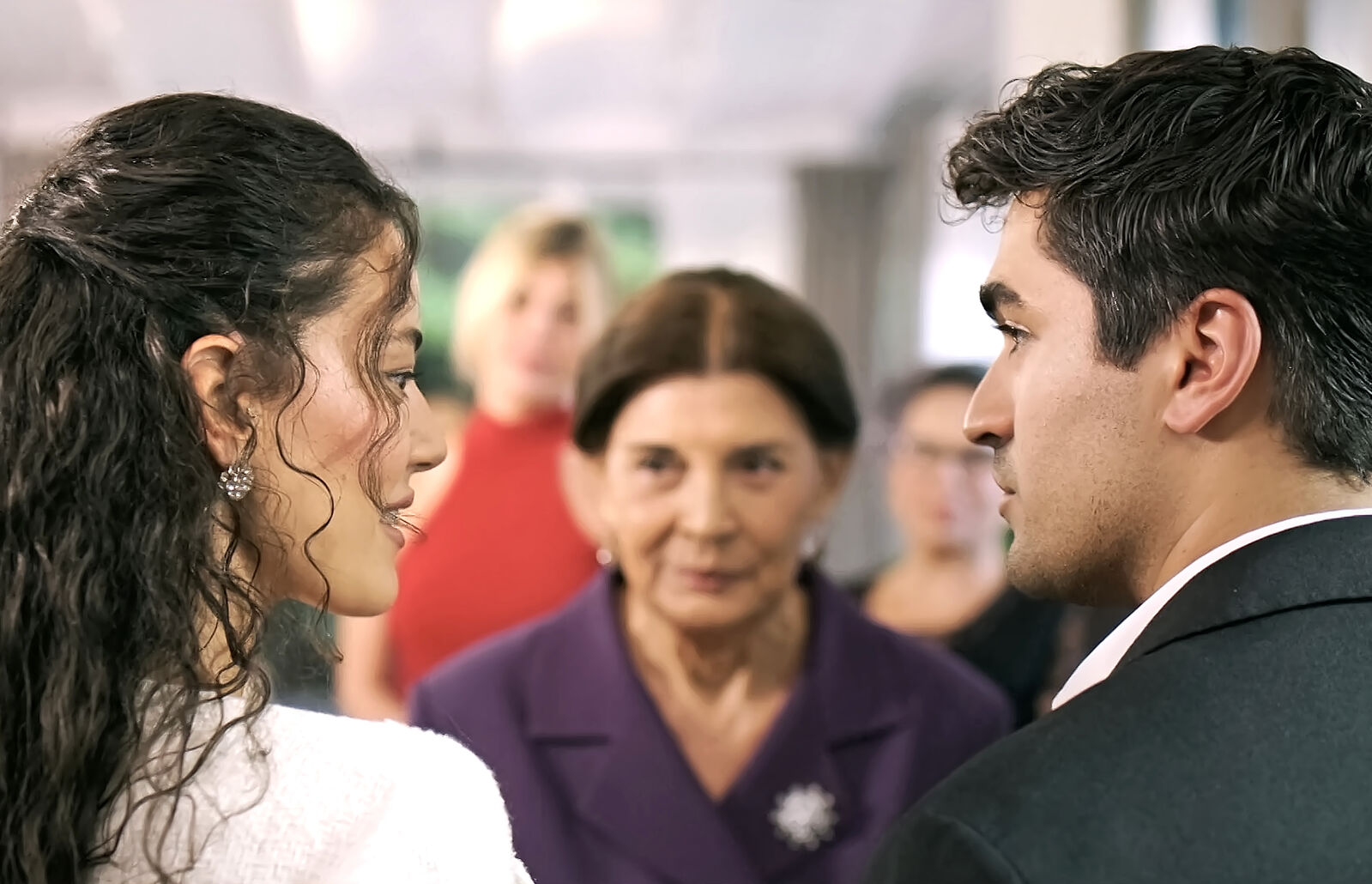 Diyar y Ferit se comprometen en el capítulo 78 de Una nueva vida
