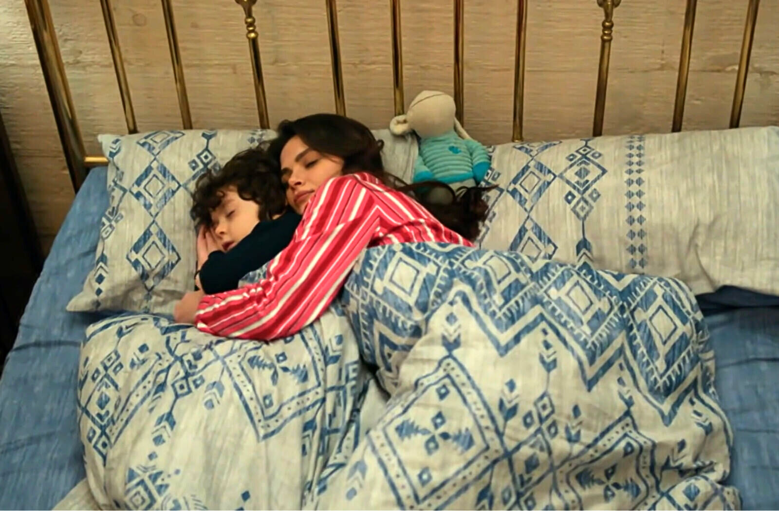 Deniz y Alya duermen juntos, tras la negativa de la joven a dormir con su nuevo marido, Cihan en En tierra lejana