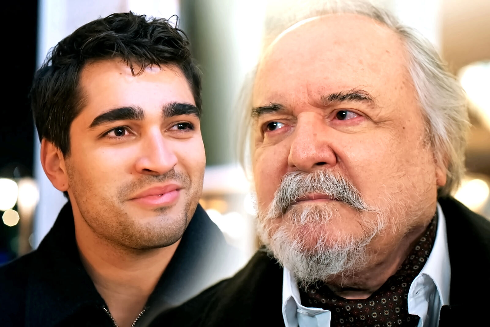 Ferit, radiante de felicidad, mira a Halis, que regresa a la mansión en el capítulo 80 de Una nueva vida