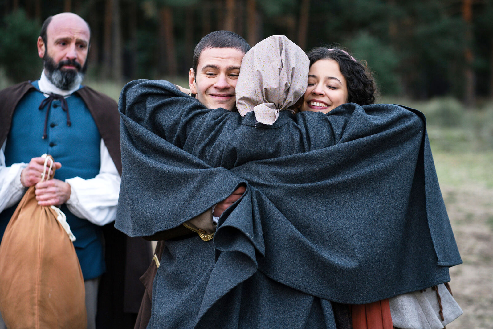 Amadeo, Francisco y Pepa se despiden de Eva, de espaldas, en el capitulo 380 de Valle Salvaje