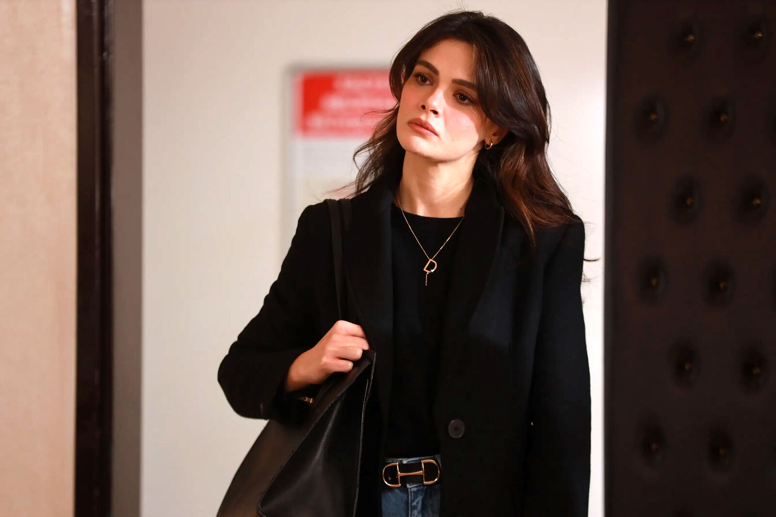 Demir ofrece trabajo a Alya en el capítulo 7 de En tierra lejana