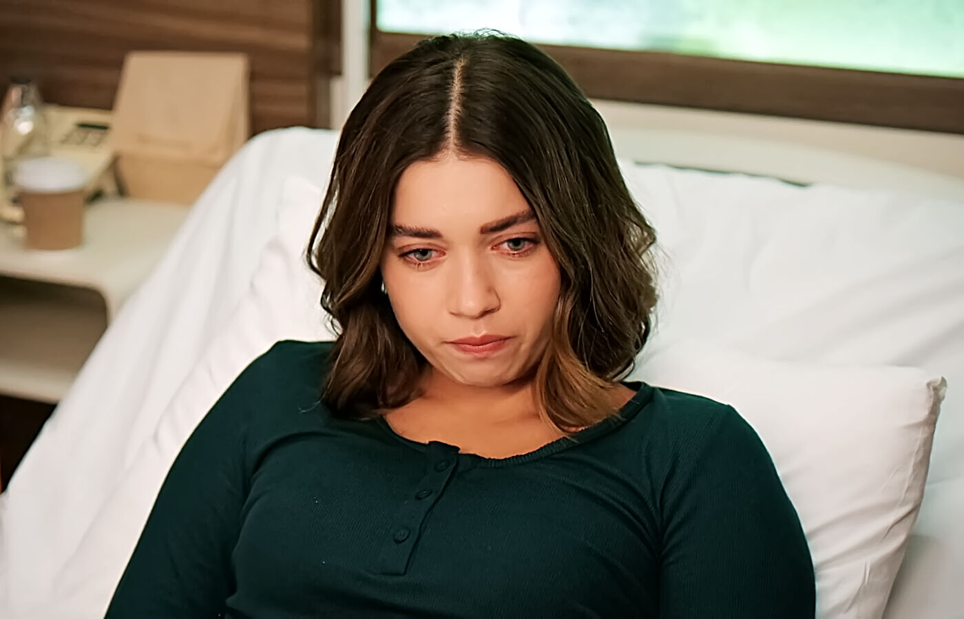 Seyran se recupera mientras escucha las acusaciones de Ayla en su contra en el capítulo 80 de Una nueva vida