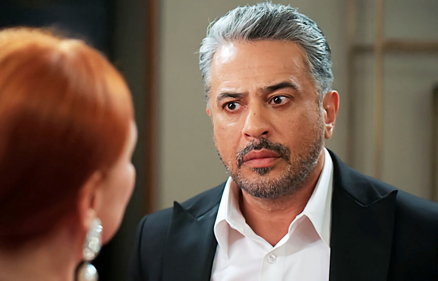 Orhan amenaza a Ifakat con el infierno si airea que él delató a Nurten en el capítulo 80 de Una nueva vida