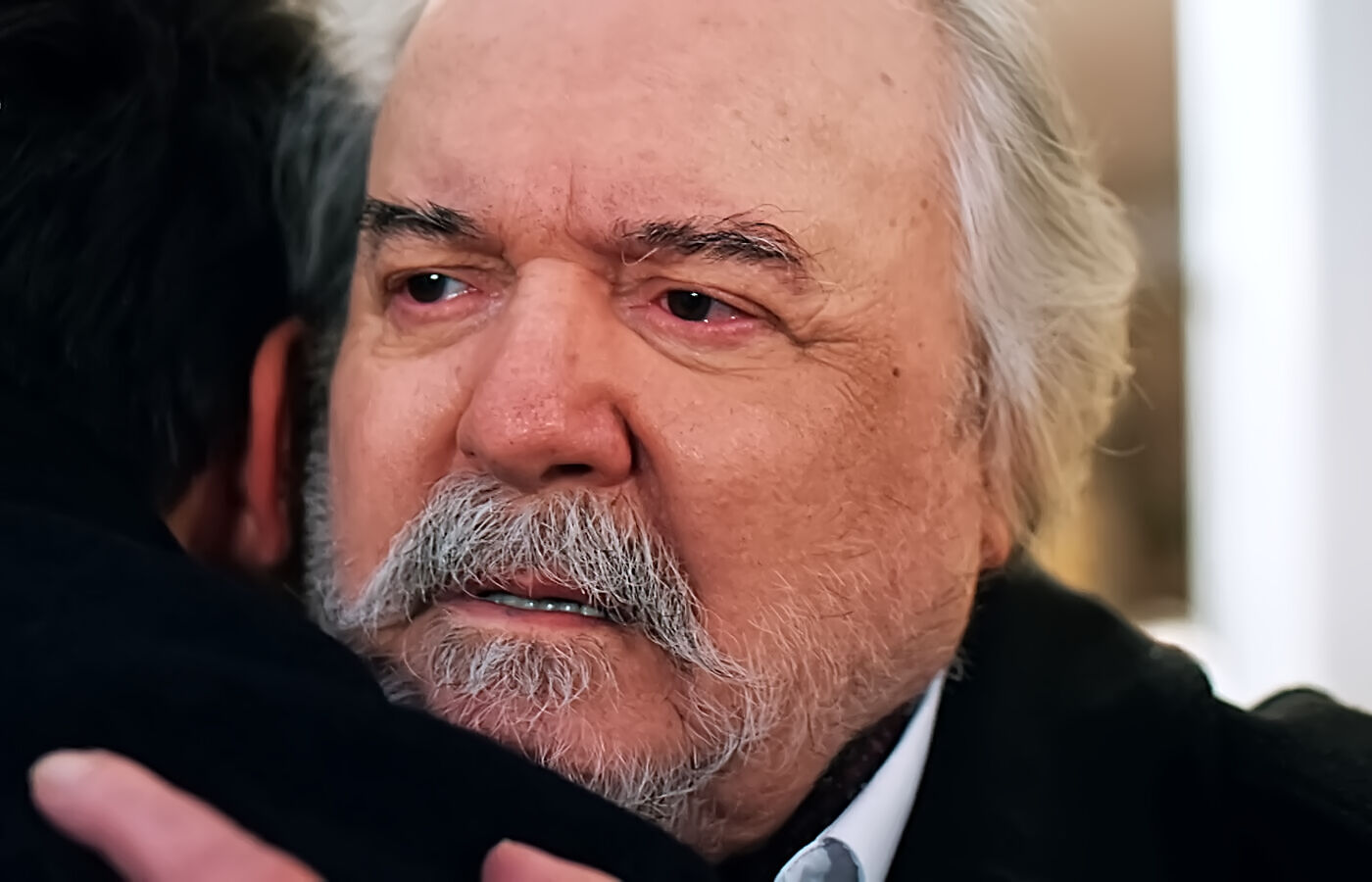 Halis se abraza a Ferit en su inesperada vuelta a la mansión en el capítulo 80 de Una nueva vida