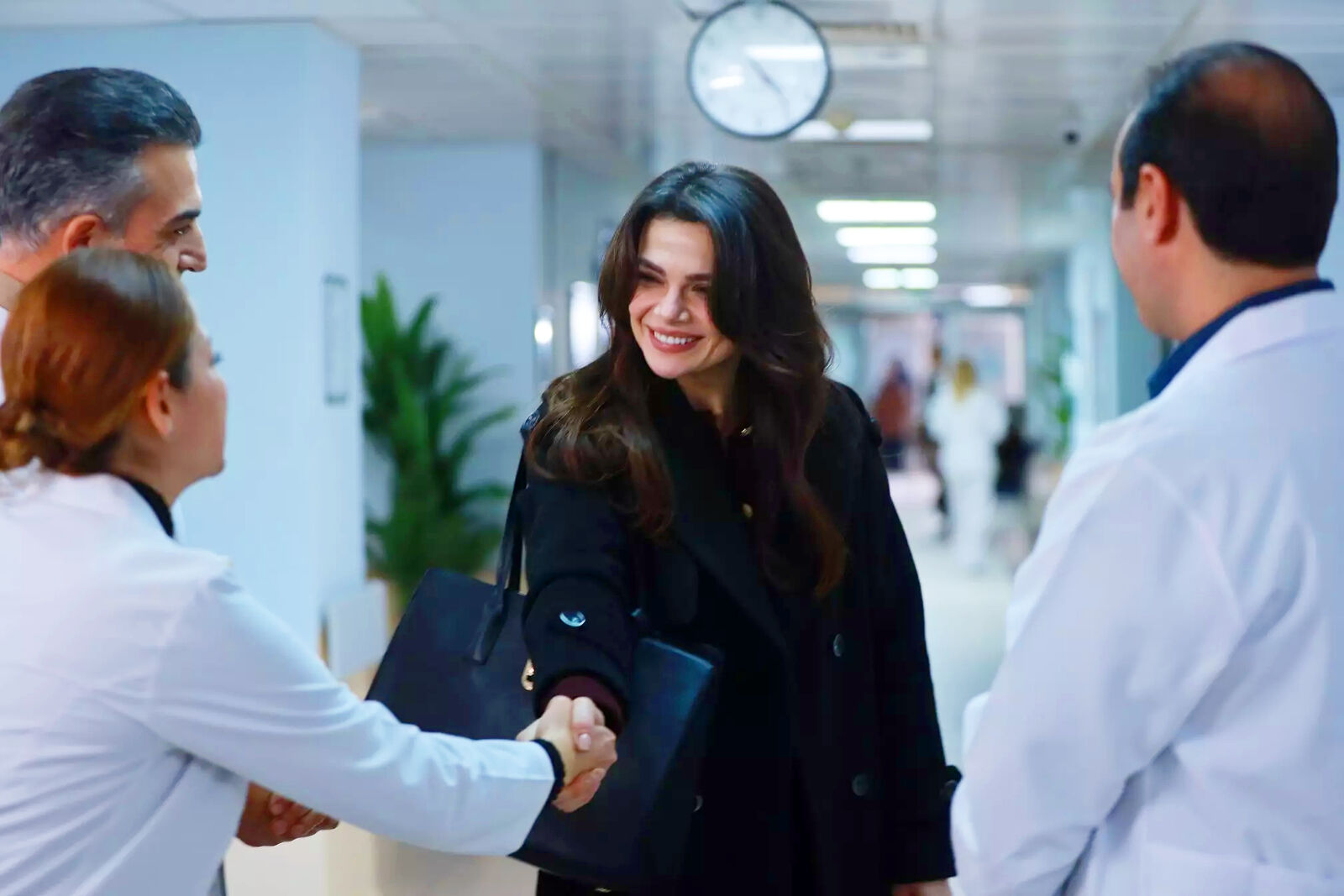 Alya comienza a trabajar en el hospital de Demir en En tierra lejana