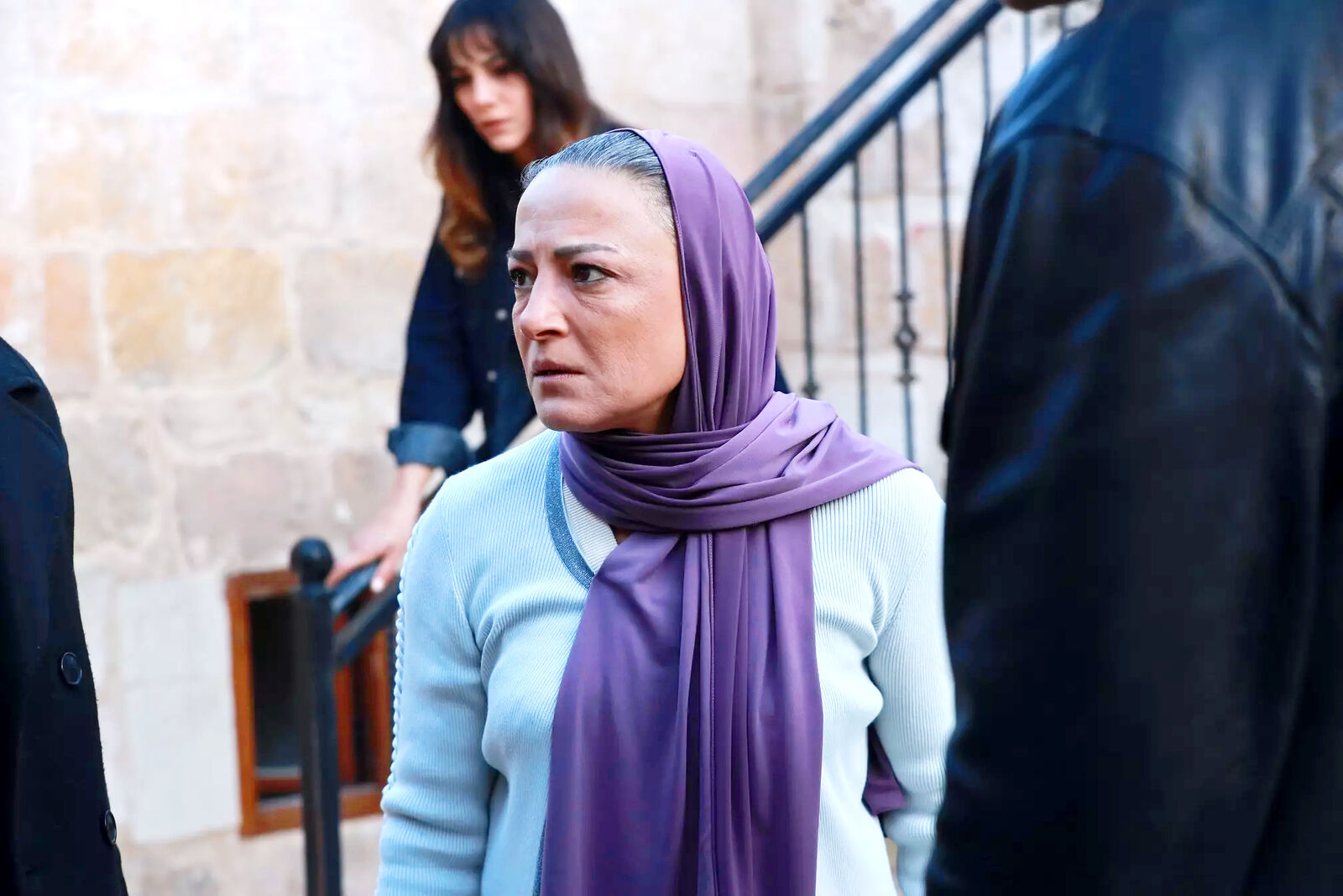 Fidan descubre que Sadakat ha puesto en venta la casa en la que vive con sus hijos, en En tierra lejana