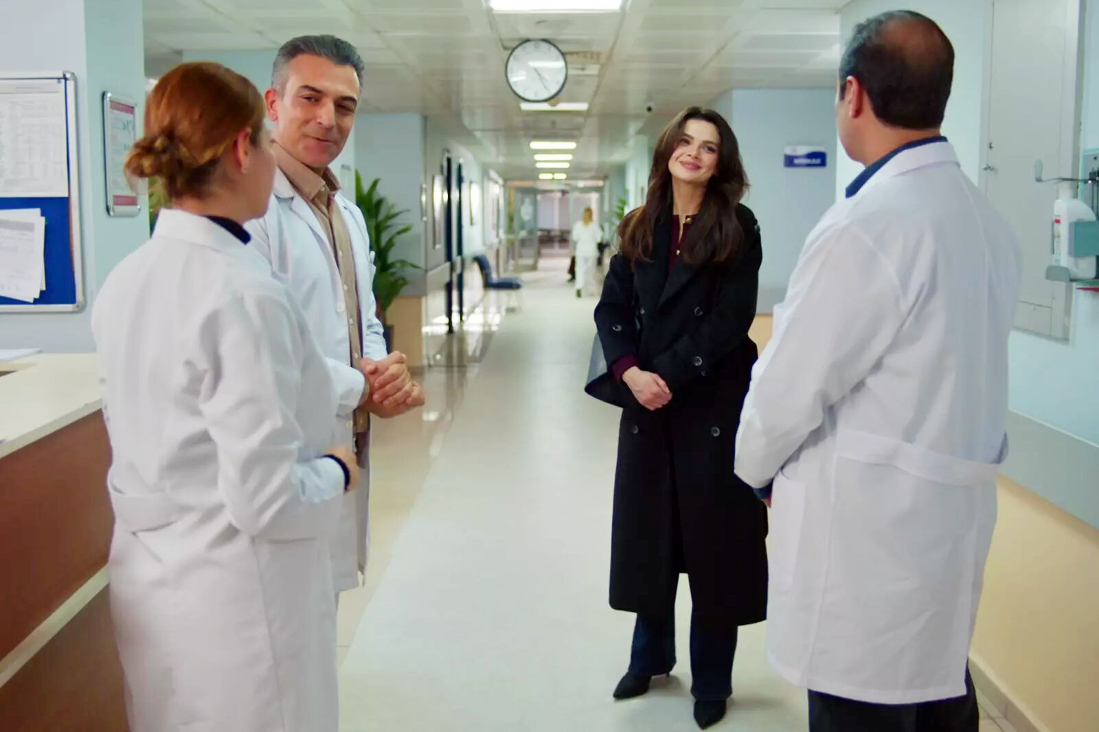 Alya comienza a trabajar en el hospital propiedad de Demir en En tierra lejana