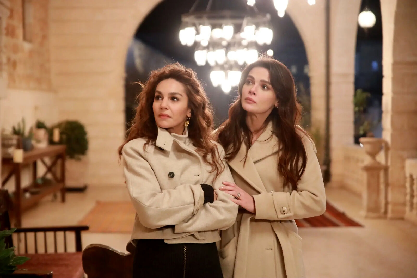 Nare y Alya son testigos del ataque de Sadakat a Ecmel poniendo en venta la casa en la que viven Şahin, Fidan y Zerrin, en En tierra lejana