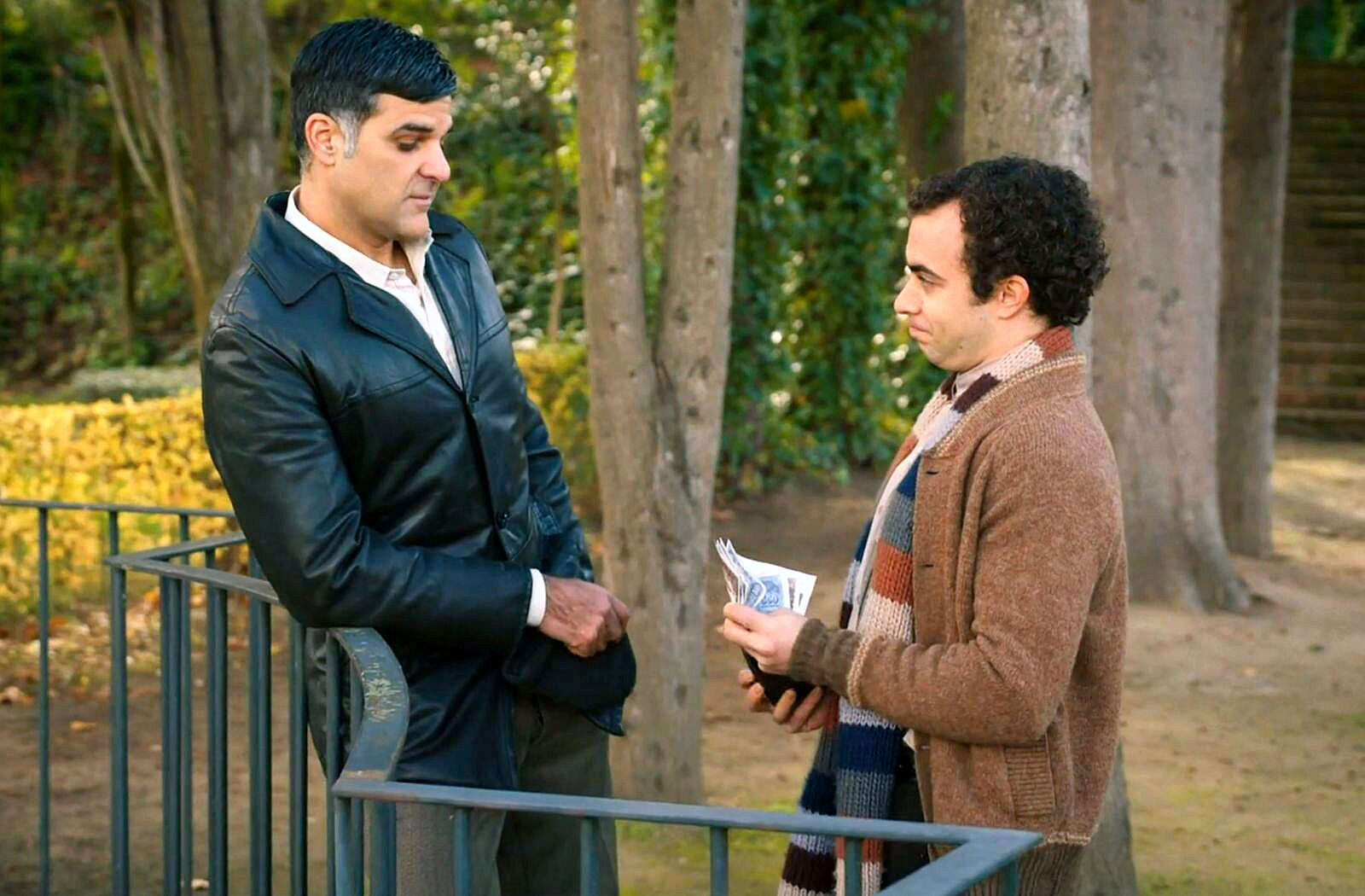 Álvaro y Gorito se quedan con la cartera de un transeúnte en Sueños de libertad