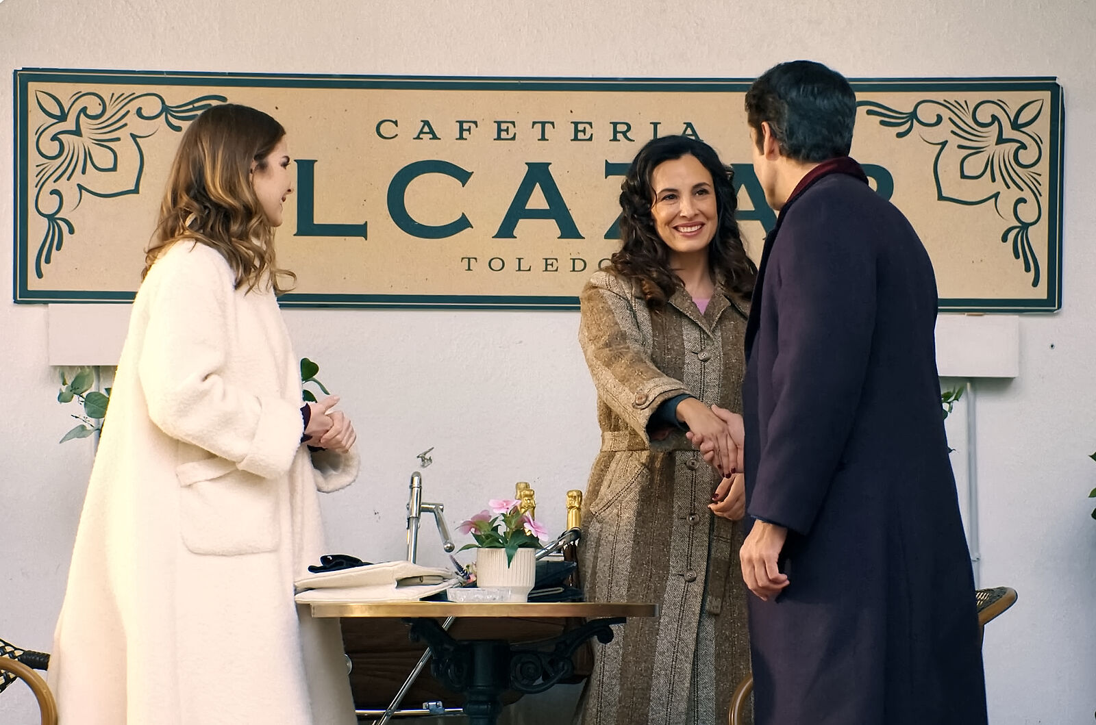 Pelayo conoce a Beatriz y cree haberla visto antes, en Sueños de libertad