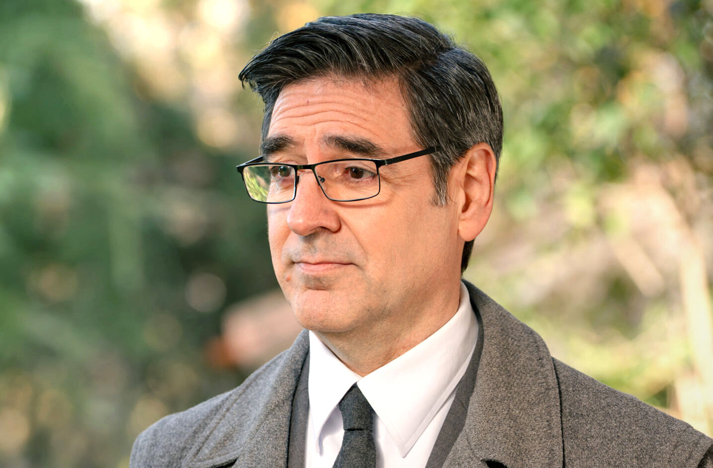Eduardo, interpretado por Alberto Lozano, es el chófer de la familia De la Reina en la tercera temporada de Sueños de libertad