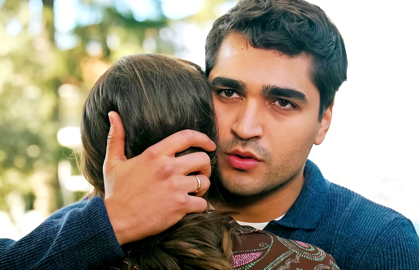 Ferit abraza a Seyran después de que Halis frene su marcha en el capítulo 82 de Una nueva vida