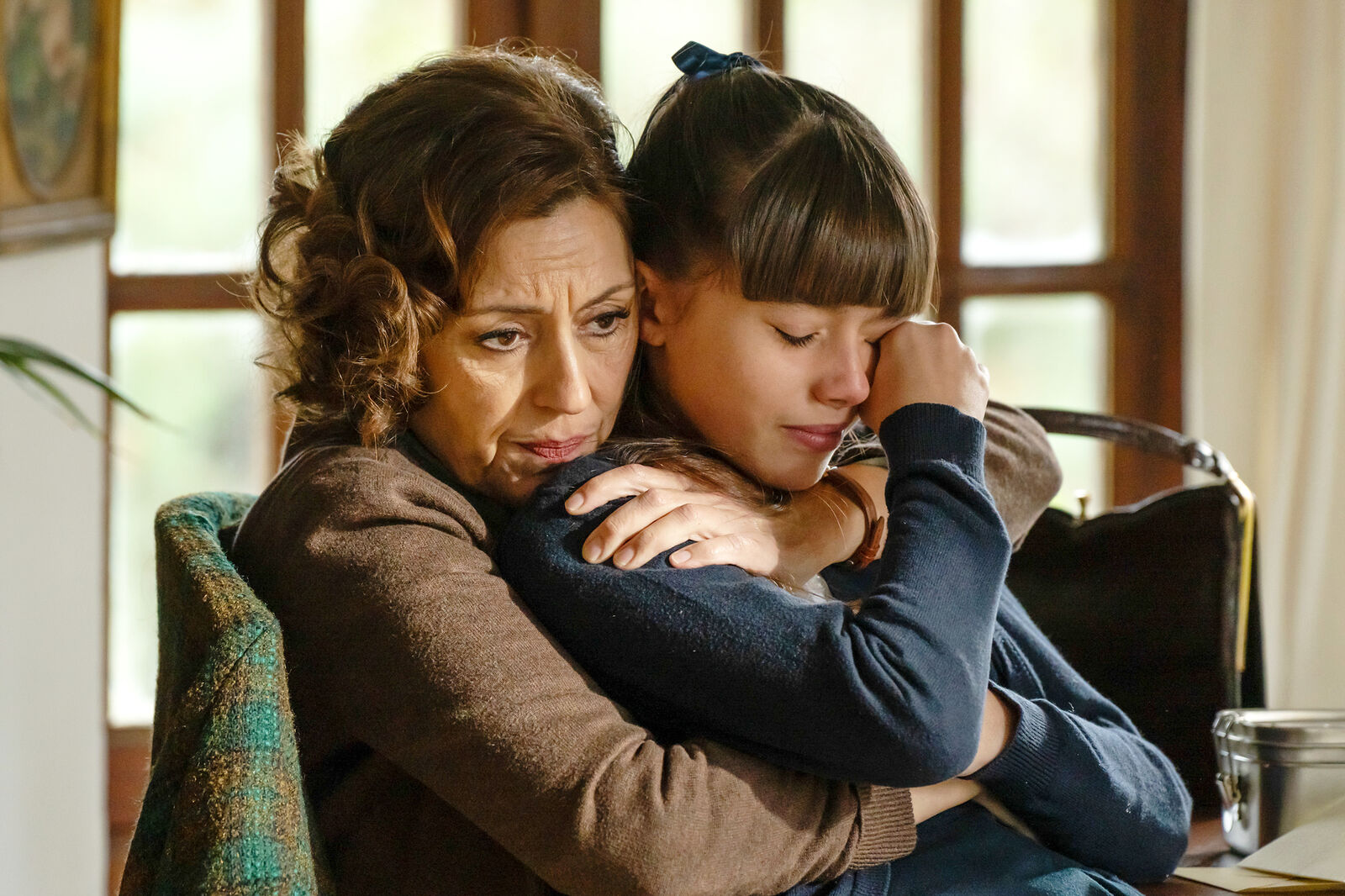 Manuela consuela a Julia tras leerle la carta de su abuelo en Sueños de libertad