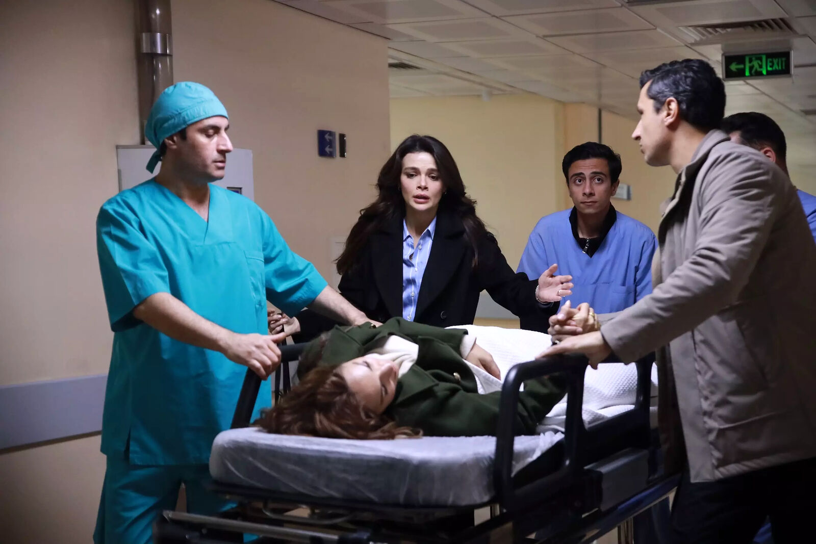 Alya asiste la emergencia de Nare en el hospital, en En tierra lejana