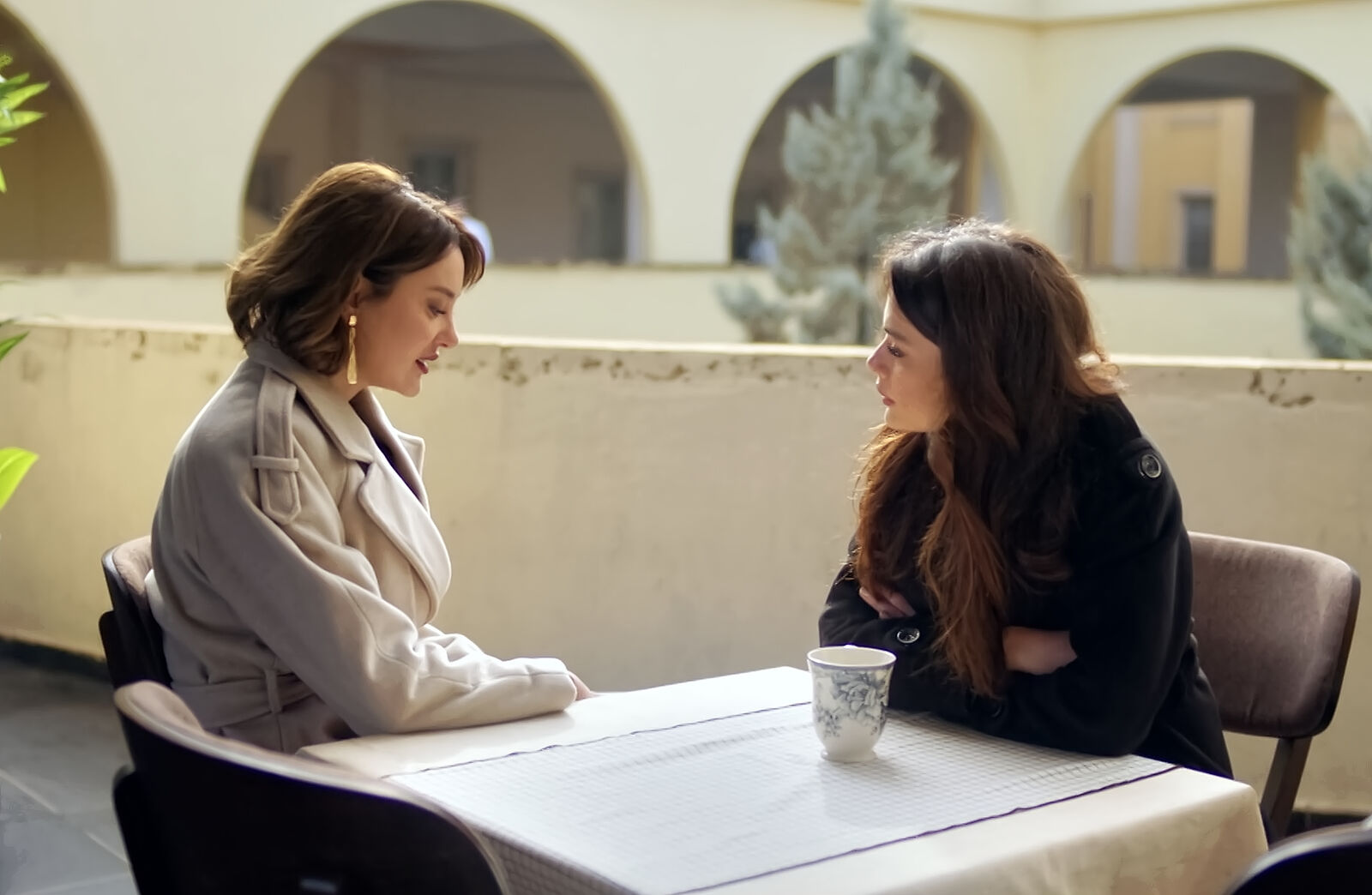 Mine se sincera con Alya sobre su pasado en En tierra lejana