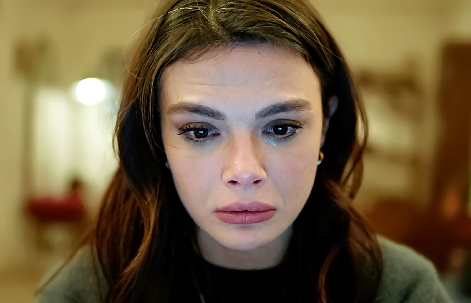 Alya descubre el vídeo de Boran y los motivos que llevaron a Cihan a casarse con ella, en En tierra lejana