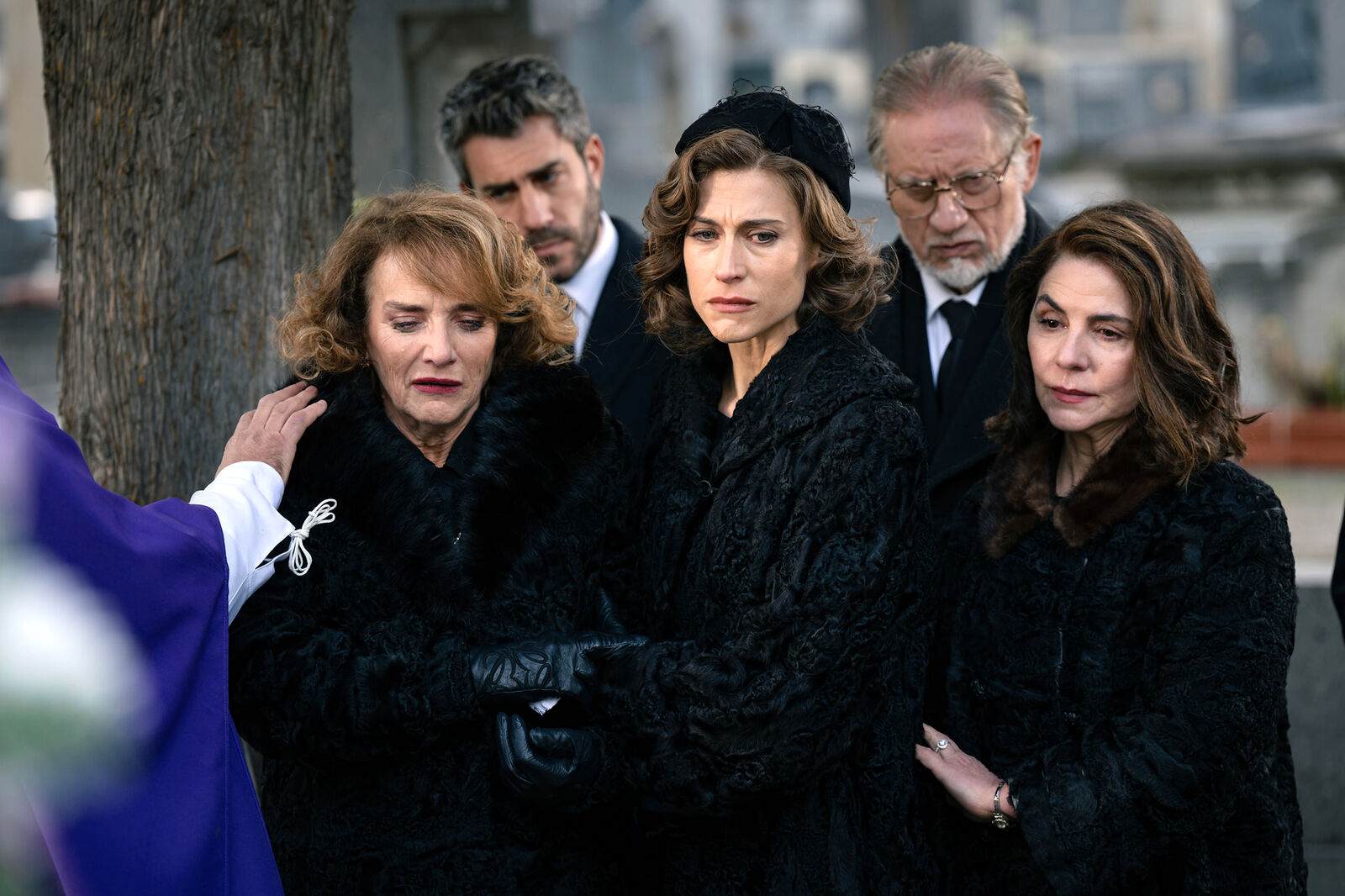 Marta decide acompañar a doña Clara en el entierro de Pelayo en Sueños de libertad