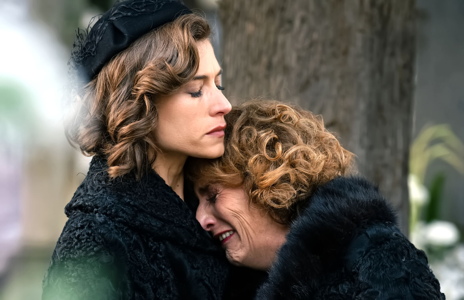 Marta y doña Clara durante el entierro de Pelayo en Sueños de libertad