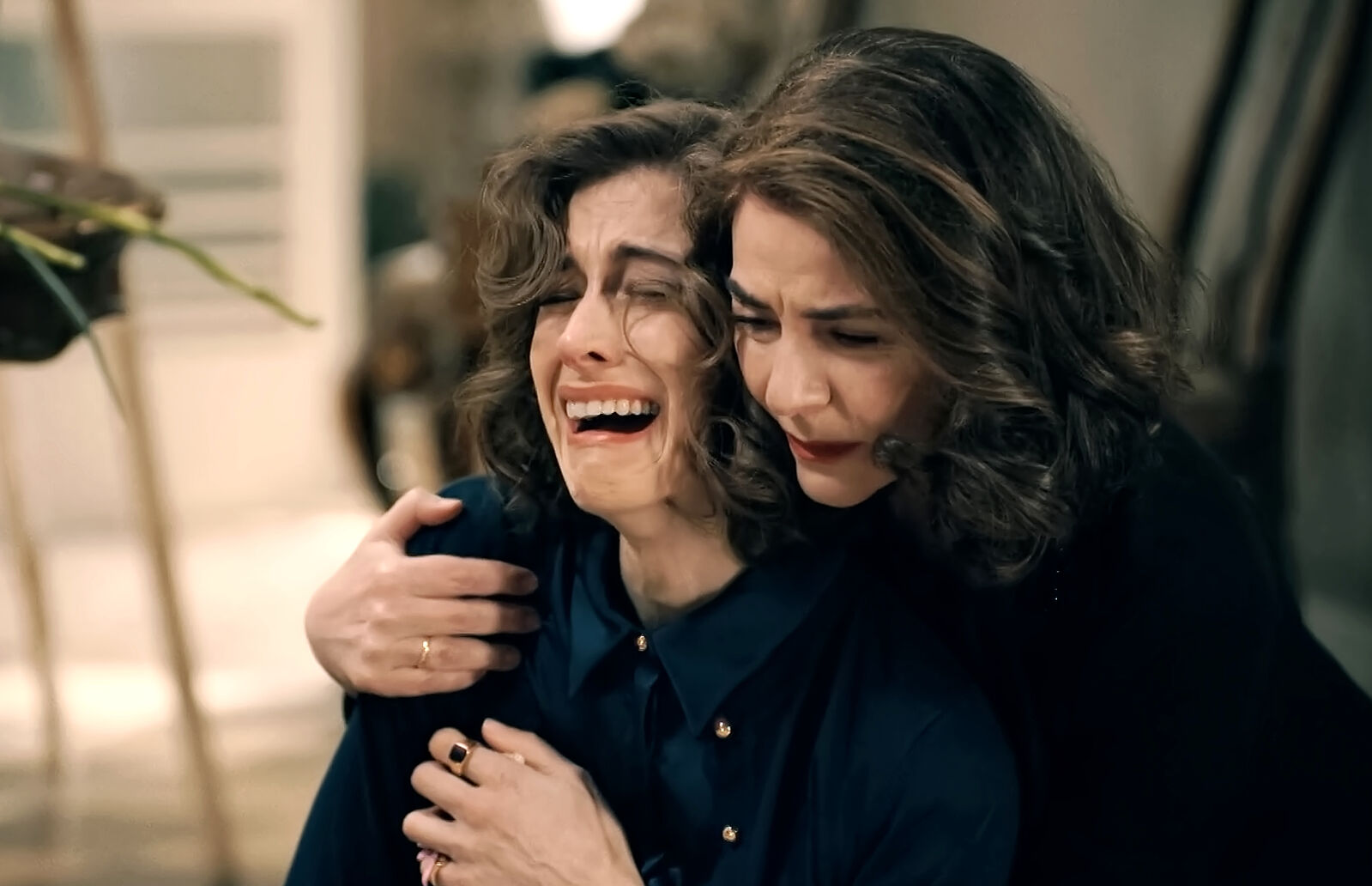 Digna consuela a Marta en Sueños de libertad
