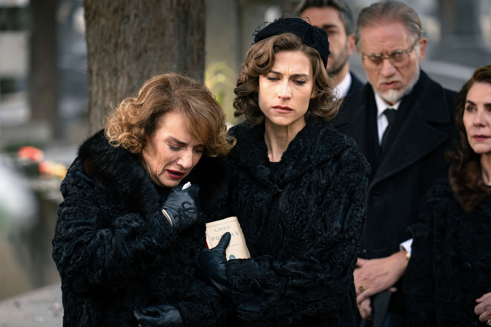 Marta acompaña a doña Clara durante el entierro de Pelayo en Sueños de libertad
