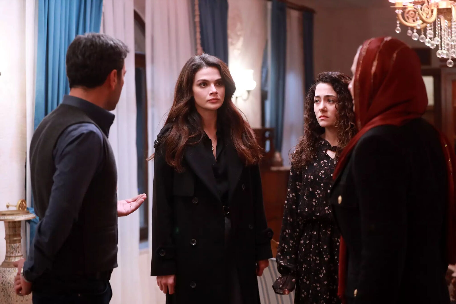 Sadakat insiste en humillar a Alya en En tierra lejana