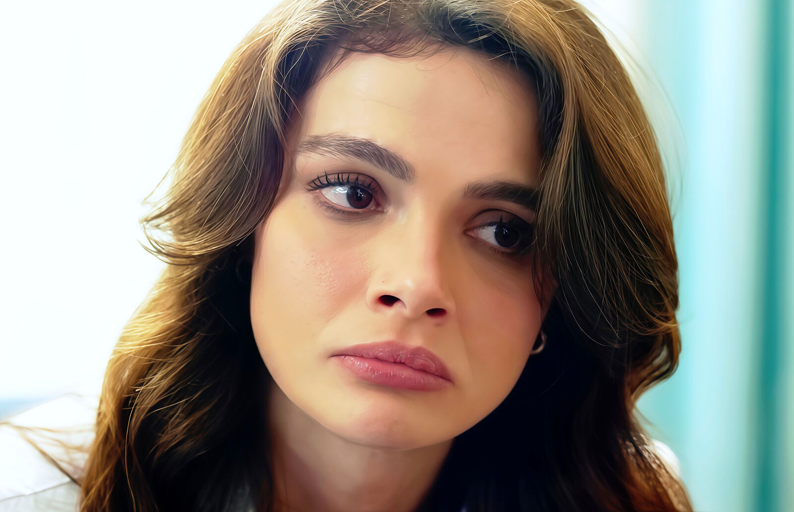 Alya prepara su fuga con Deniz en En tierra lejana