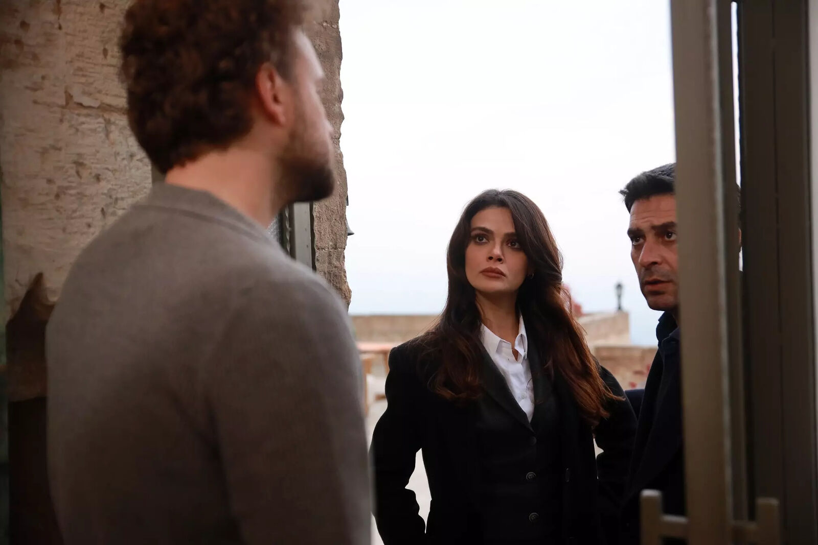 Cihan trata de sostener todos los frentes abiertos con ayuda de Alya en En tierra lejana