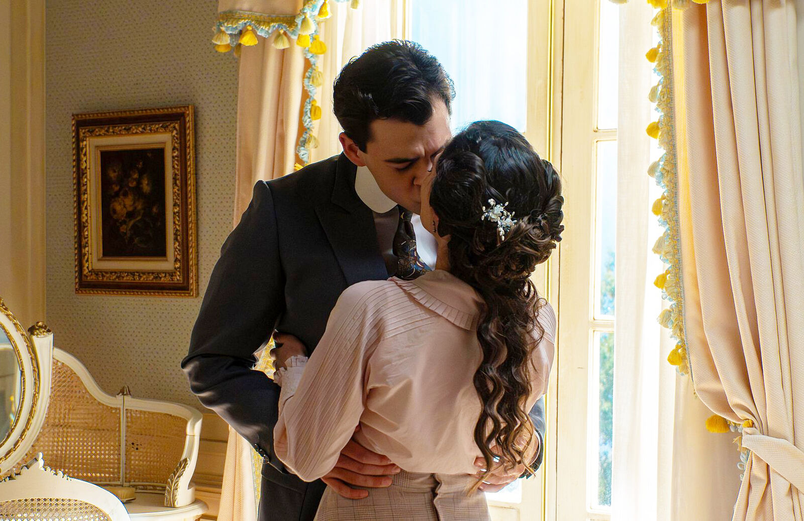 Curro y Ángela sellan su reconciliación con un beso y retoman sus planes de boda en La Promesa