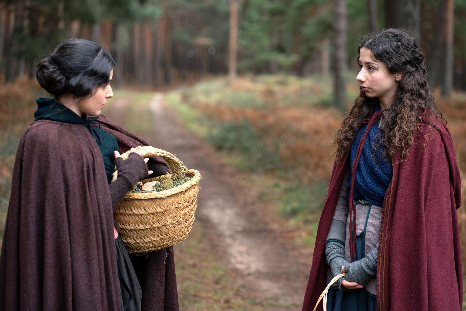 Luisa revela a Leonor que Pura y Petra la echaron de la alcoba durante el parto de Adriana en el capítulo 410 de Valle Salvaje