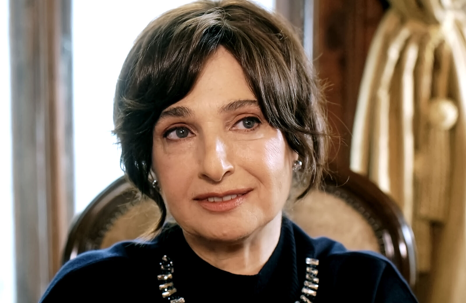 La actriz turca Rozet Hubes interpreta a Çeçik, madre de Abidin, en el capítulo 86 de Una nueva vida