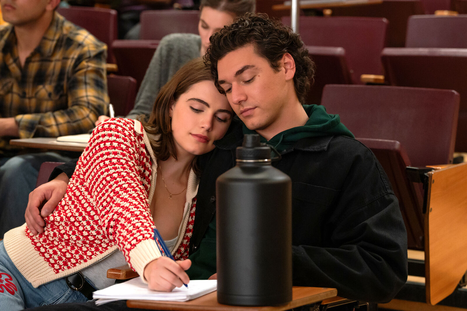 Ella Bright y Belmont Cameli encabezan el reparto de Off Campus