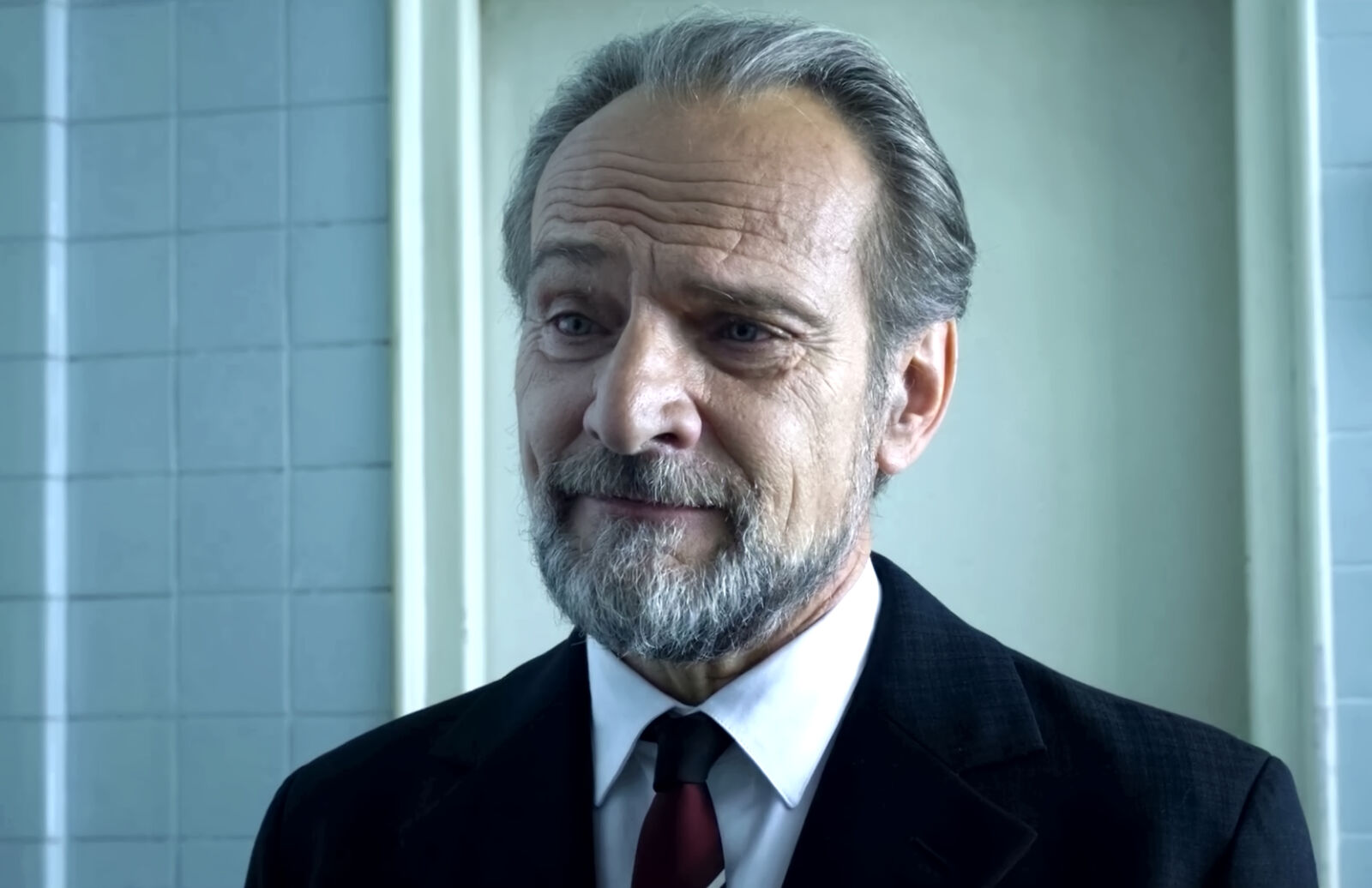 Gabriel Ignacio como el Dr. Reynaud en la película La voz del sol dirigida por Carol Polakoff