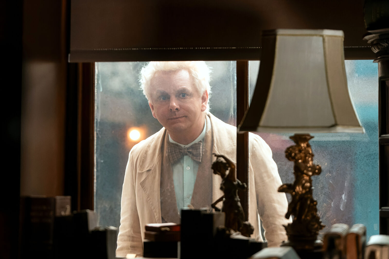 Michael Sheen como Aziraphale en el capítulo final de Good Omens