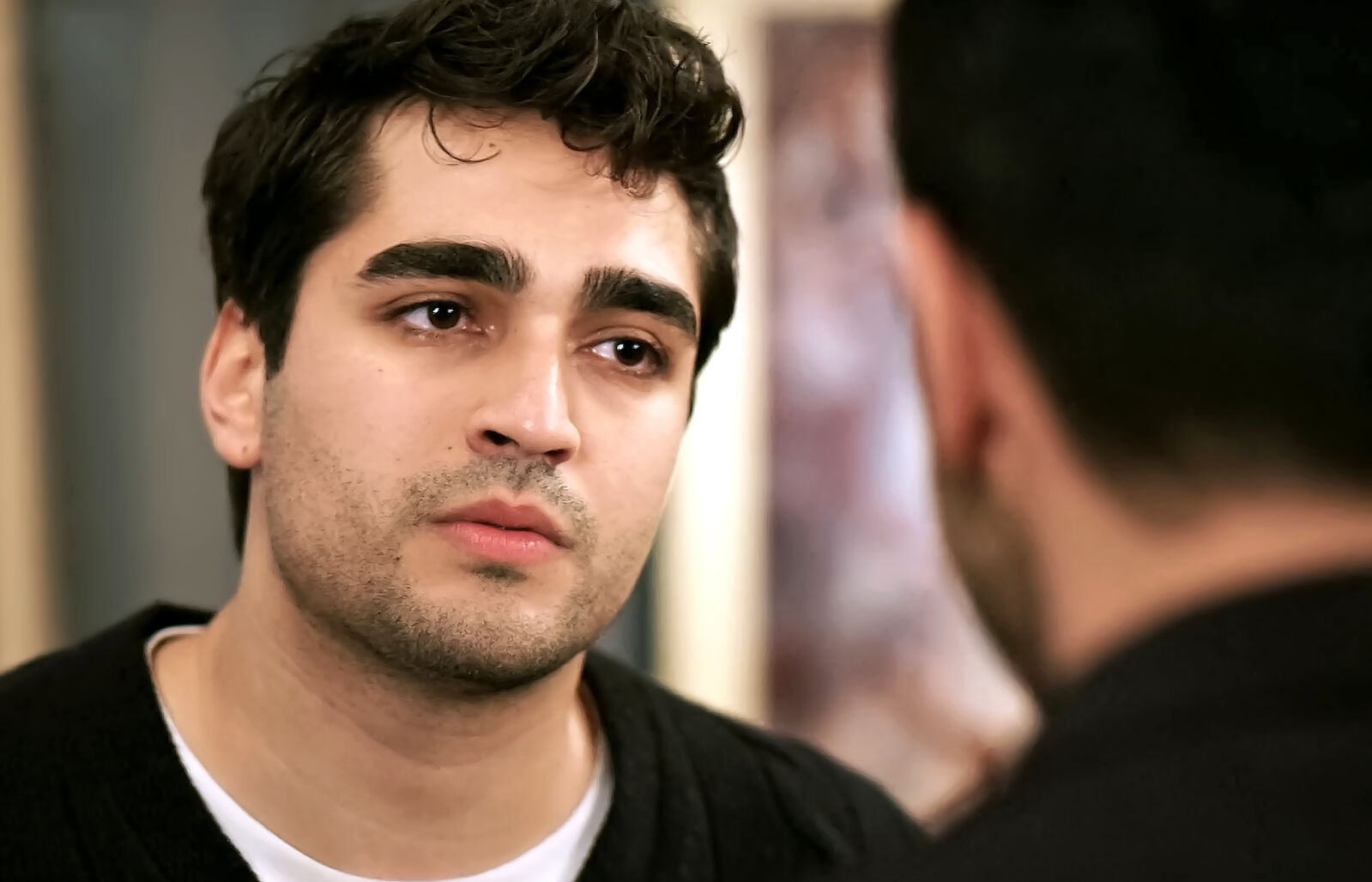 Ferit se defiende ante las críticas de Seyran, Abidin y Suna por hipotecar la mansión en el capítulo 87 de Una nueva vida