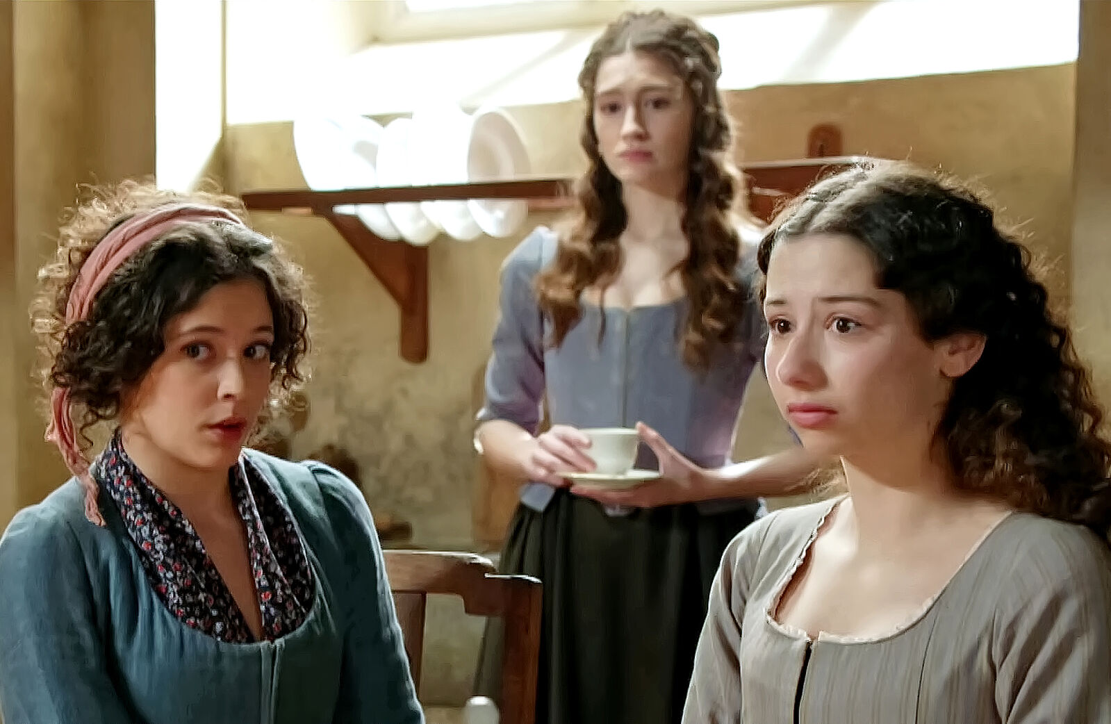 Leonor, en presencia de Rosalía, pide consejo a Pepa y Francisco en el capítulo 417 de Valle Salvaje