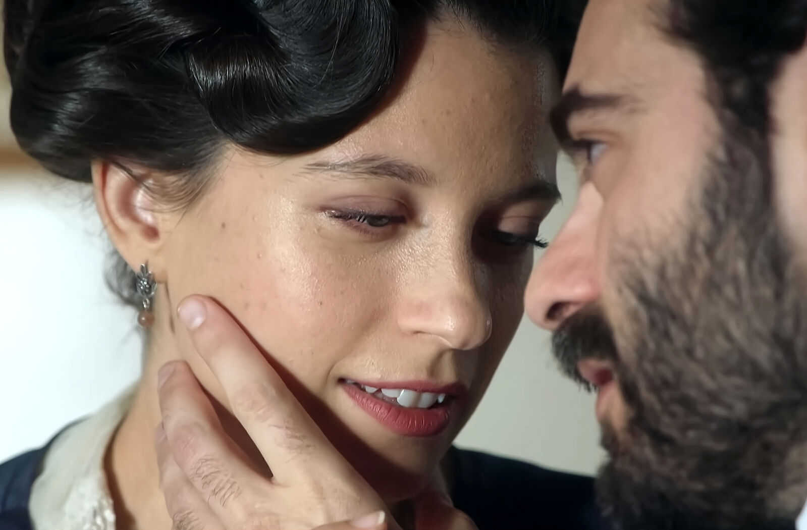 Martina y Adriano reconocen sus sentimientos en La Promesa