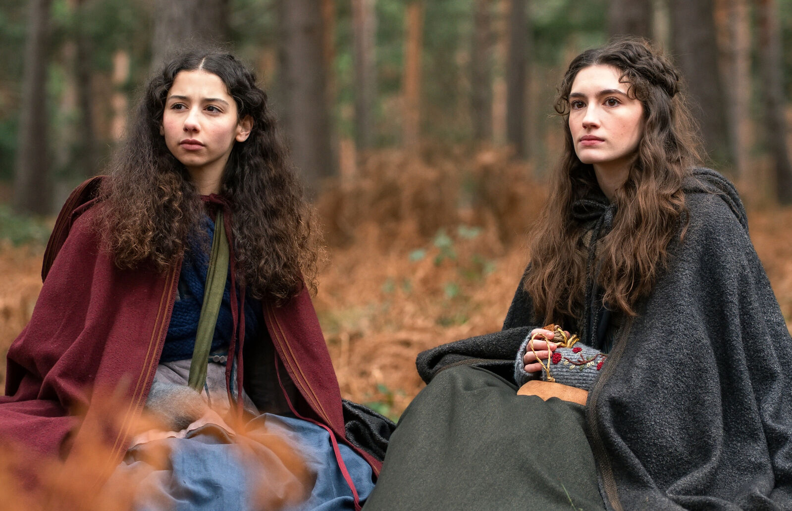 Leonor y su hermana Rosalía, camino de la Casa Grande, en el capítulo 414 de Valle Salvaje
