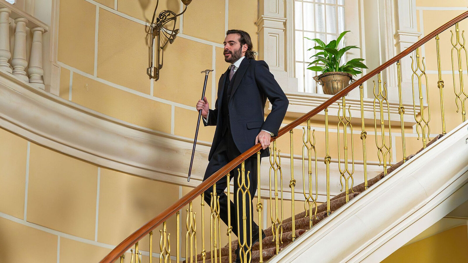 Adriano cae por las escaleras de La Promesa