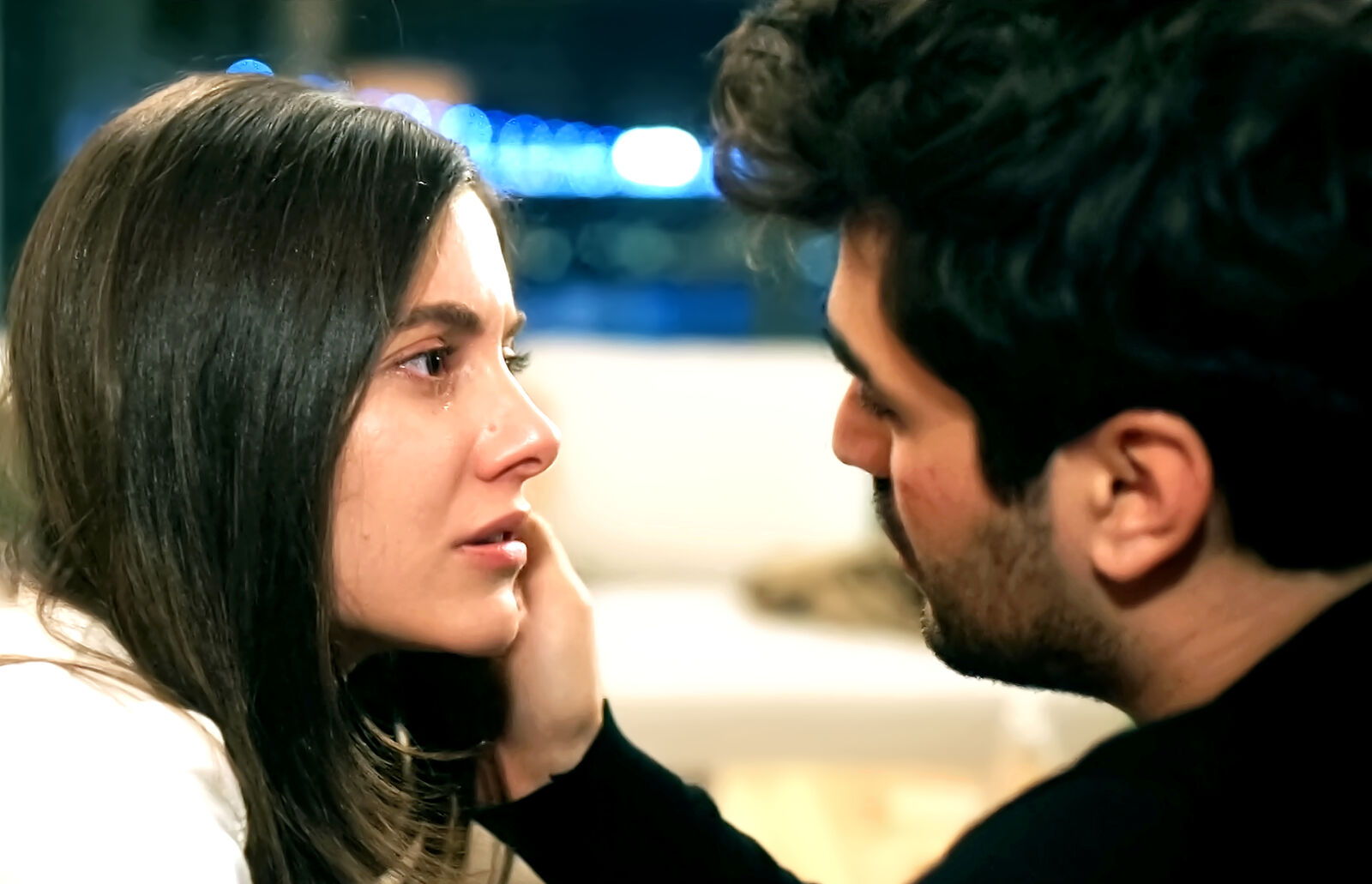 Suna y Ferit, a punto de besarse, en el capítulo 89 de Una nueva vida