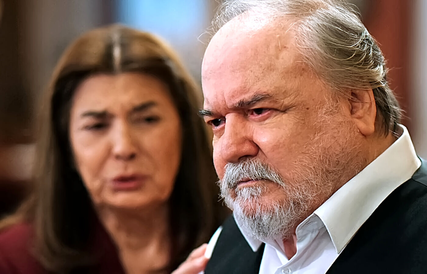 Hattuç intenta calmar a Halis, que propina un bofetón a Ferit, en el capítulo 89 de Una nueva vida
