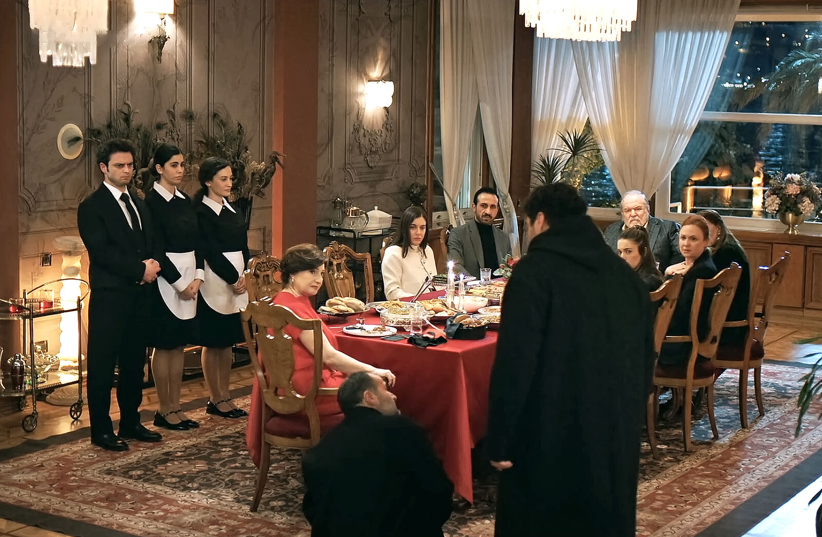 Ferit irrumpe con Naci en mitad de la cena que los Korhan ofrecen a Çiçek en el capítulo 89 de Una nueva vida