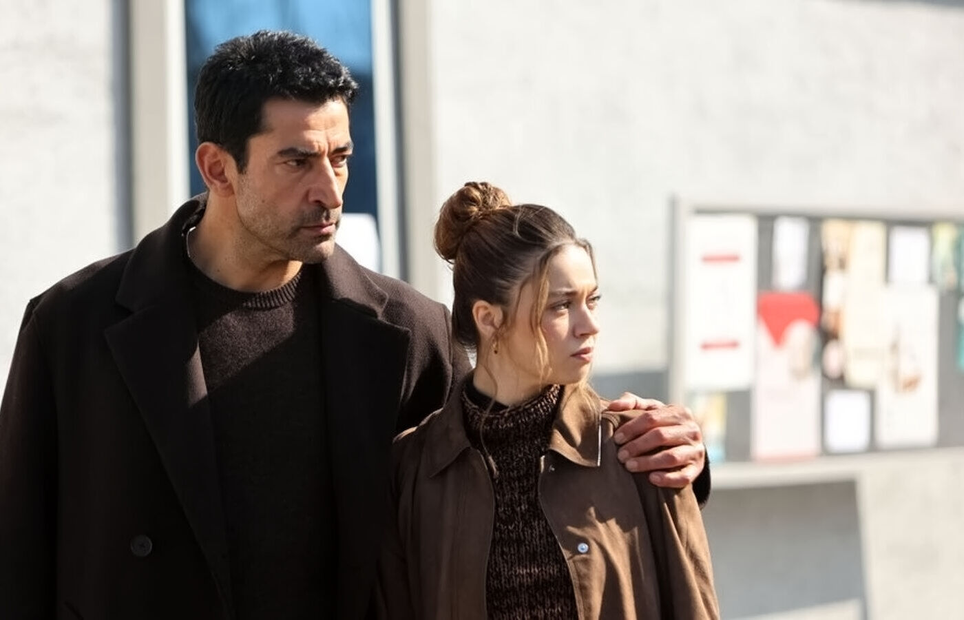 Kenan Imirzalioğlu, que da vida a Doğan, y Afra Saraçoğlu, que interpreta a Çağla, protagonistas de A.B.I.