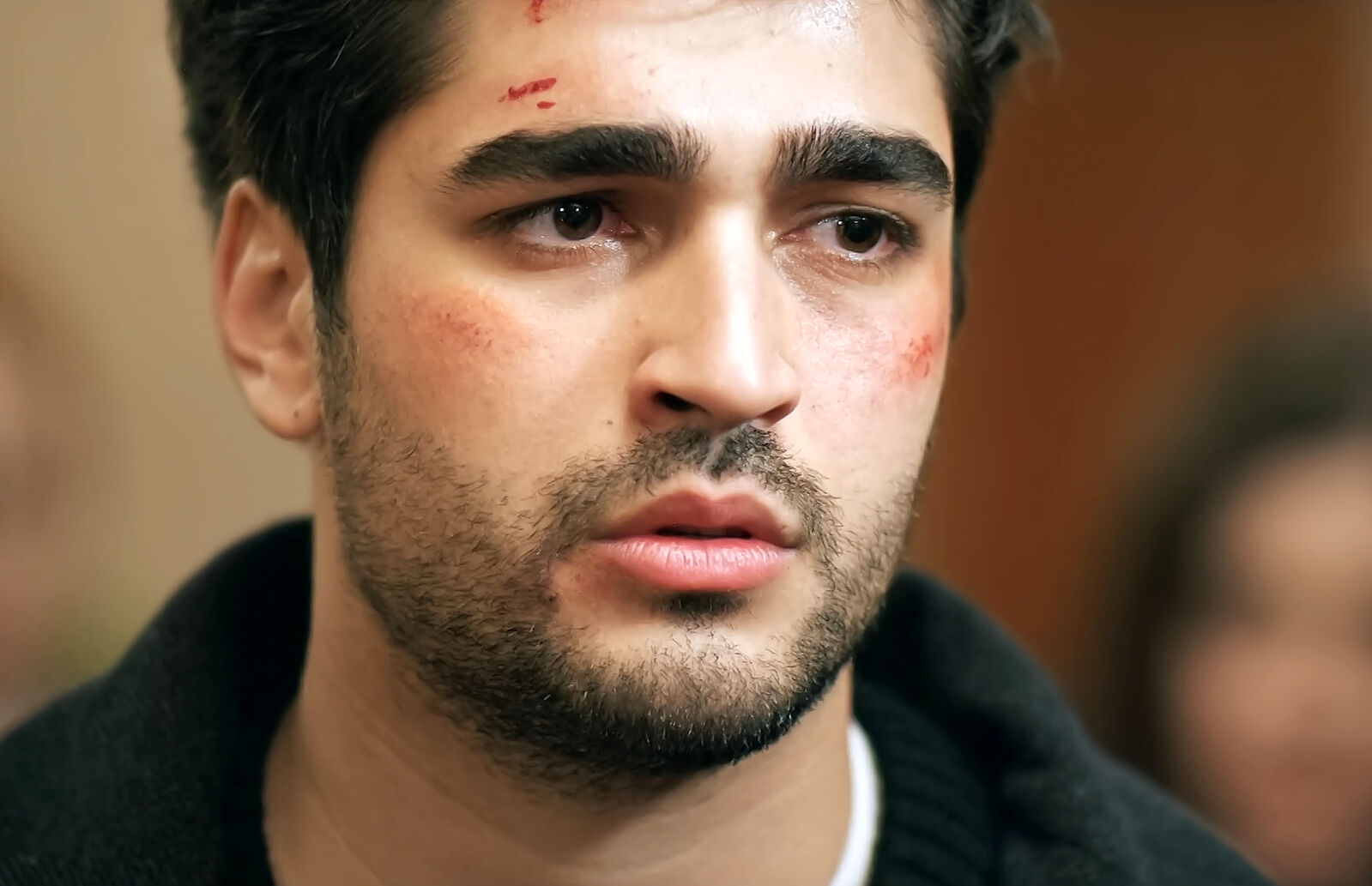 Ferit se duele tras ser abofeteado por Halis en el capítulo 89 de Una nueva vida